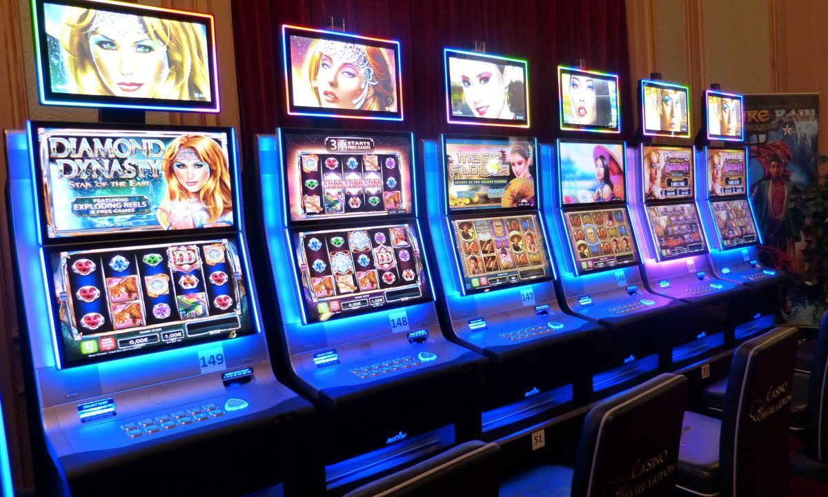 Machines à sous avec des symboles colorés et des rouleaux en mouvement