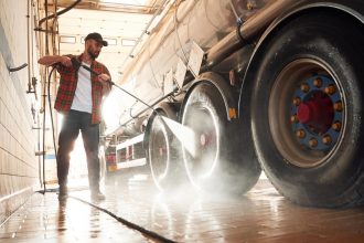 Comment équiper une station de lavage pour poids lourds ?