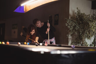 Comment la table de billard est devenue un élément design dans les intérieurs modernes ?