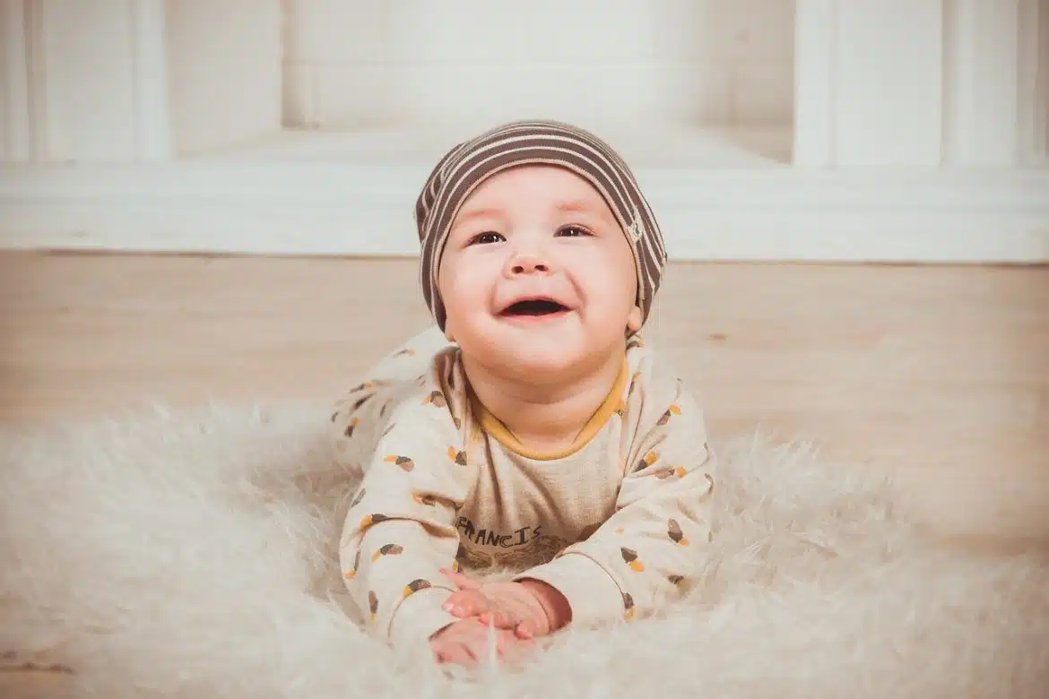 bébé souriant