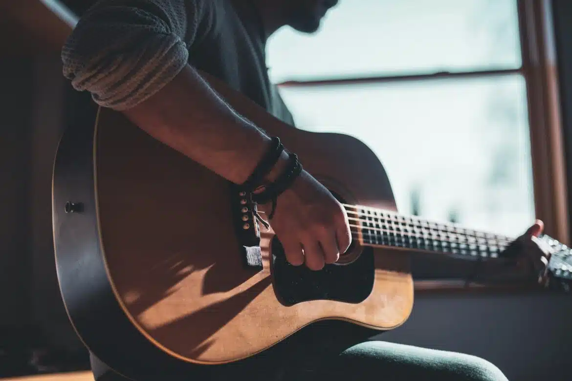 une personne jouant de la guitare